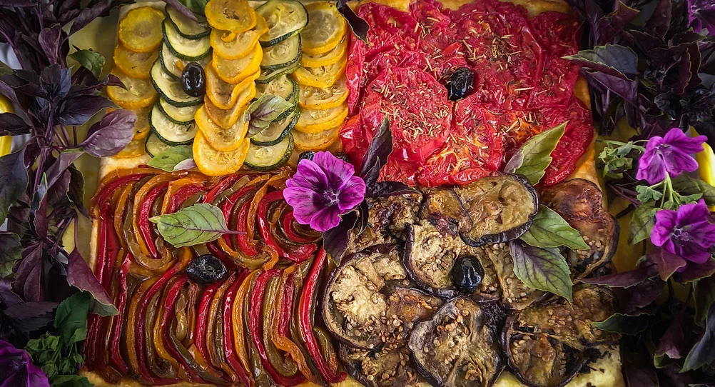 Recette salée, Feuilleté de légumes d’été, Le cri d’amour de la carotte, Cuisine végétale et gourmande, Traiteur végétarien, Gathering, Catering, Vegan, Cours, Ateliers Végétalien, Montpellier, Hérault, Gard, Occitanie, Sud, France, Eté, Shyama Lamy, Sylvie Lamy, Blog, Voyage, Monde